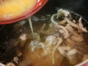 男子ごはんの大倉忠義さんの鶏パク(茹で鶏のパクチー和え)&ゴータマのプースー(かきたまスープ)