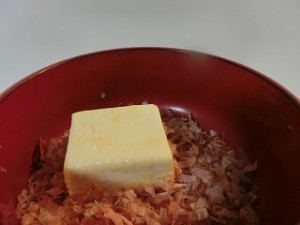 おかずのクッキングの豆腐のおかか焼き たっぷり薬味のせ