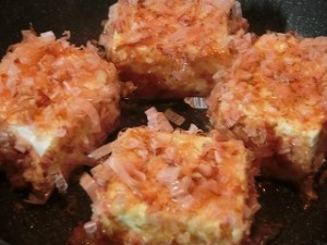 おかずのクッキングの豆腐のおかか焼き たっぷり薬味のせ