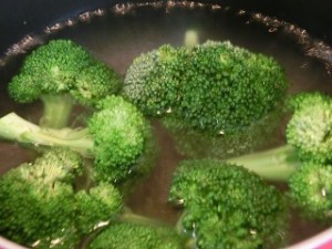 ノンストップ!の鶏肉とブロッコリーのニンニクマヨサラダ