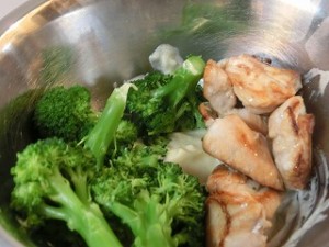 ノンストップ!の鶏肉とブロッコリーのニンニクマヨサラダ