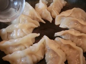 いっぷく!まんぷくキッチンの保存版!パリパリジューシー焼き餃子