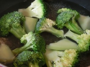 男子ごはんのブロッコリーとポテトのニンニクきのこソース