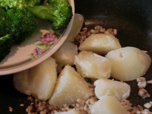 男子ごはんのブロッコリーとポテトのニンニクきのこソース