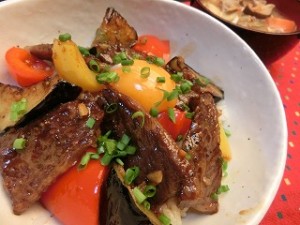 男子ごはんの特製タレのピリ辛カルビ丼