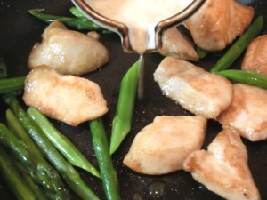 ノンストップ!のむね肉とアスパラのマヨポン炒め