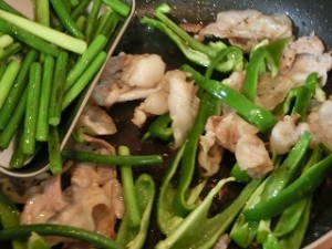 男子ごはんのにんにくの芽と豚バラのオイスターソース炒め