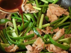 男子ごはんのにんにくの芽と豚バラのオイスターソース炒め