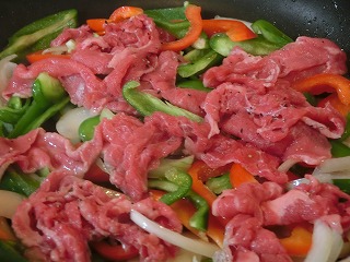おかずのクッキングの鶏の牛肉とピーマンの炒めチャプチェ